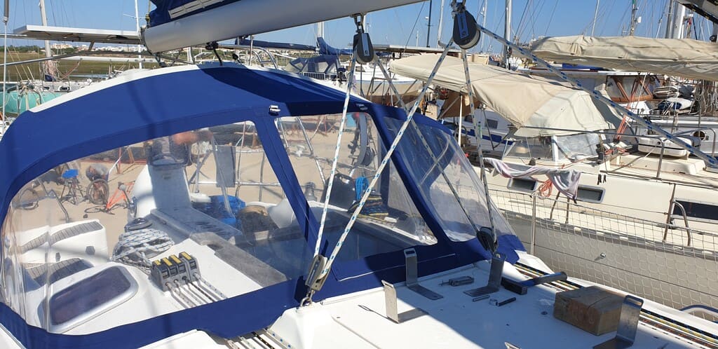 Capote de descente sur mesure installée sur un voilier pour protéger le cockpit