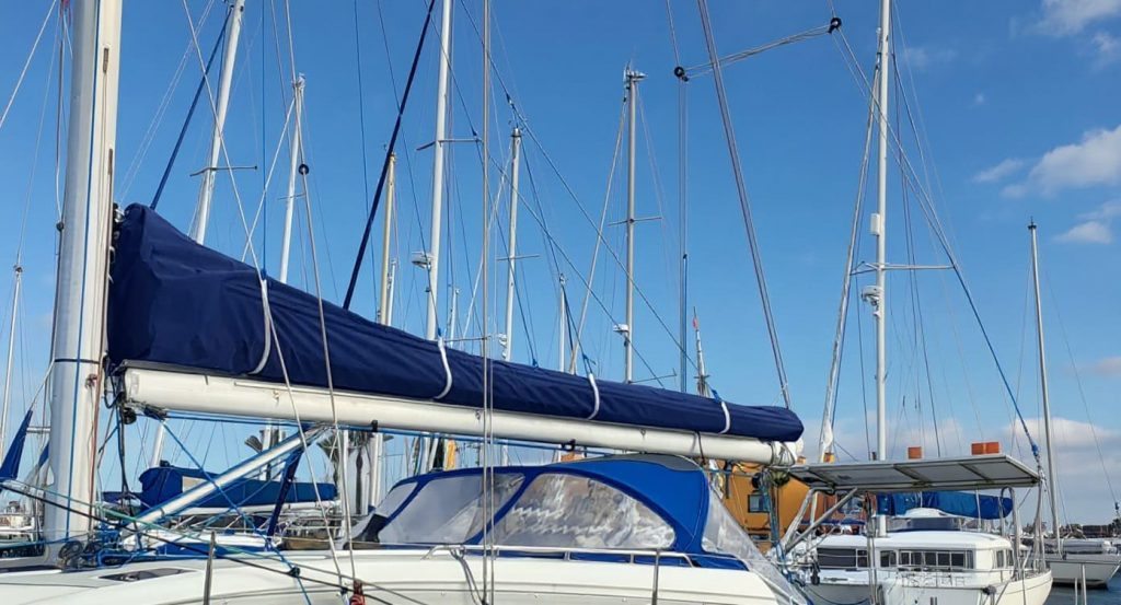 Lazy bag bleu sur-mesure installé sur catamaran, protection grand-voile réalisée par Sellerie Bateaux du Sud
